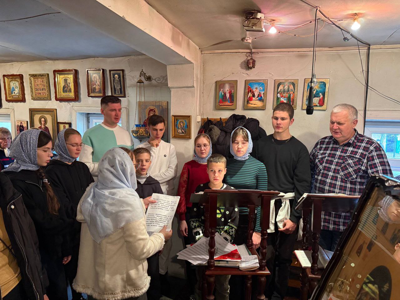 хор "Радуйся" співає Літургію